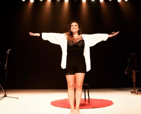 Atriz Renata Brás em monologo A ciumenta